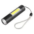 A1 USB-uppladdningsbar vattentät ficklampa med fast fokus, XPE + COB-ljus, 3 ljuslägen och förvaringslåda