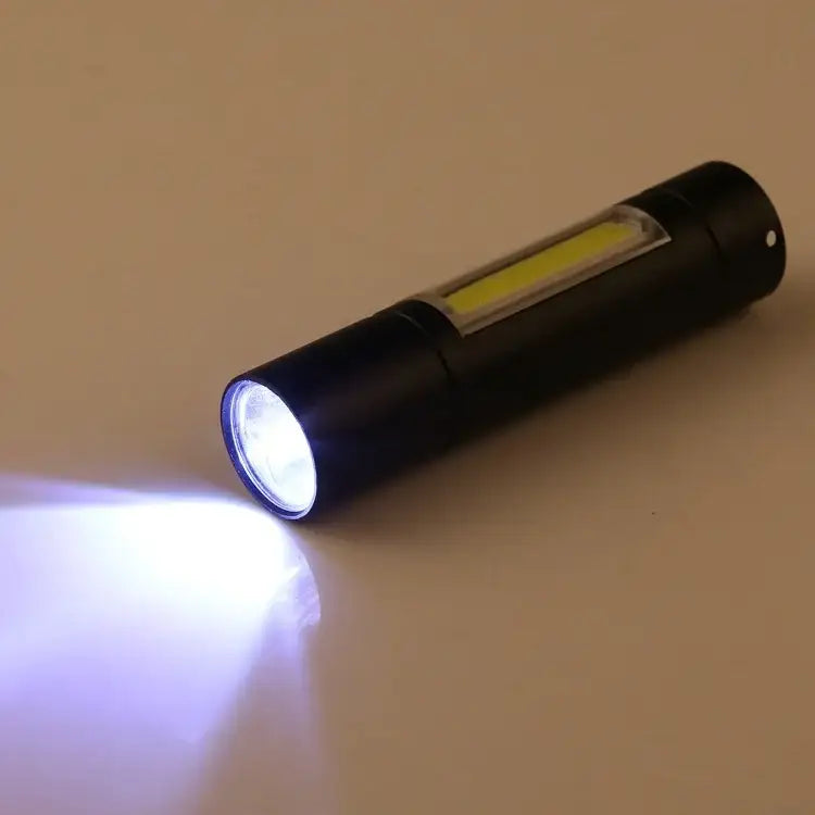 A1 USB-uppladdningsbar vattentät ficklampa med fast fokus, XPE + COB-ljus, 3 ljuslägen och förvaringslåda