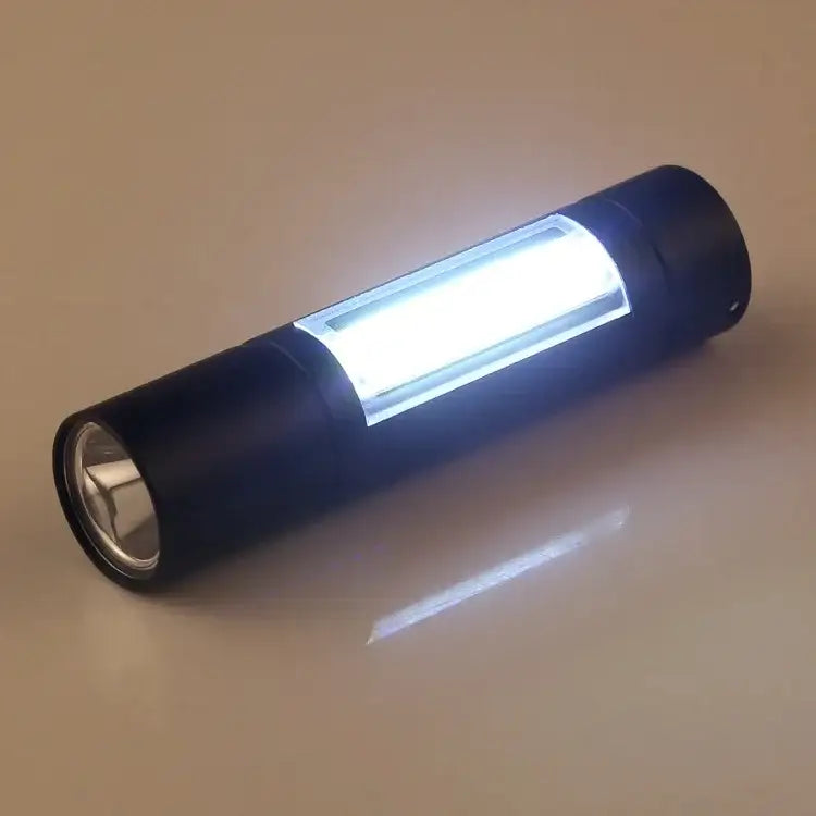 A1 USB-uppladdningsbar vattentät ficklampa med fast fokus, XPE + COB-ljus, 3 ljuslägen och förvaringslåda
