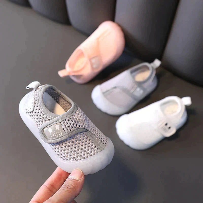 Halkfria och ergonomiska barfotaskor för småbarn