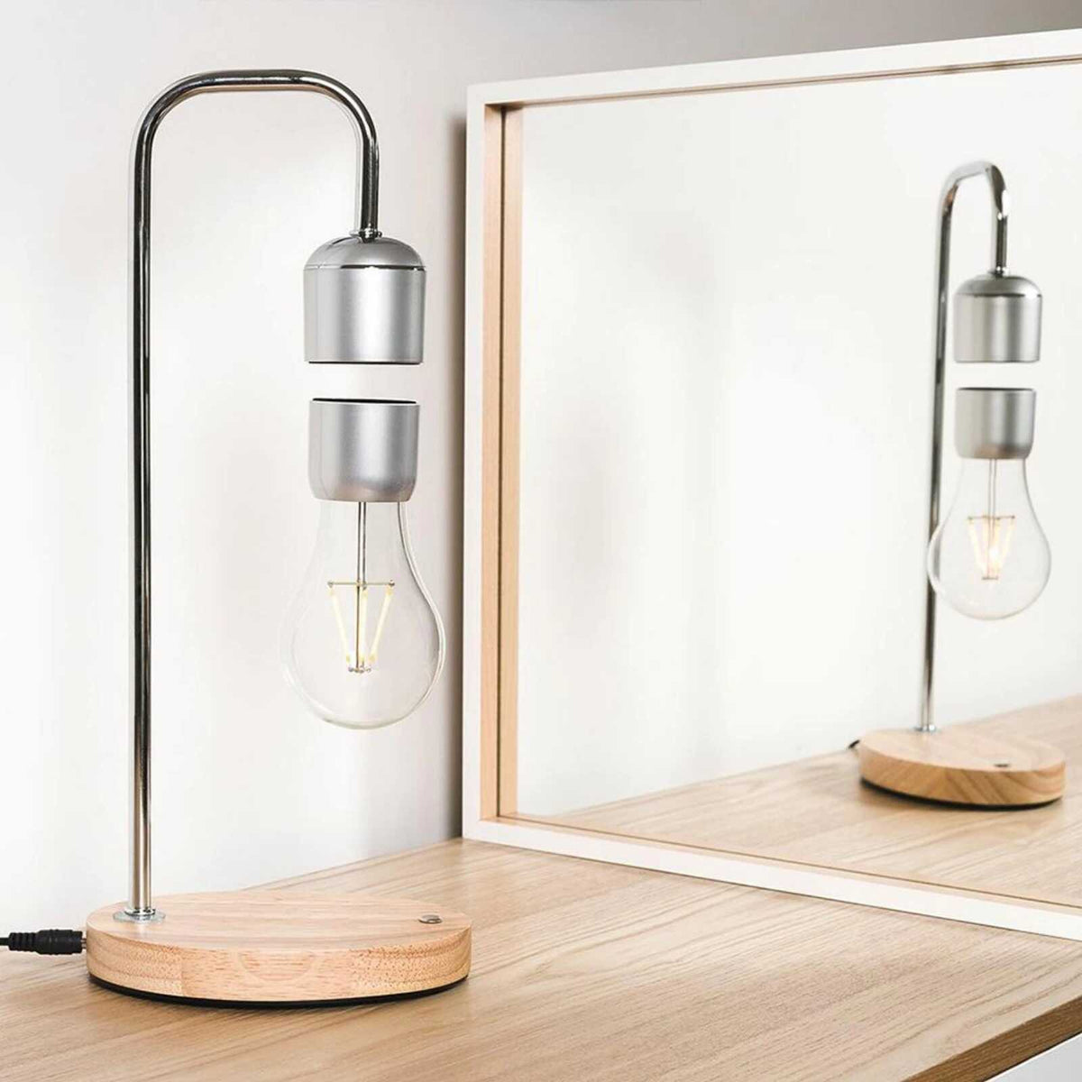 Svävande Bordslampa – LeviLamp™ Magnetisk LED-lampa med Trådlös Laddning