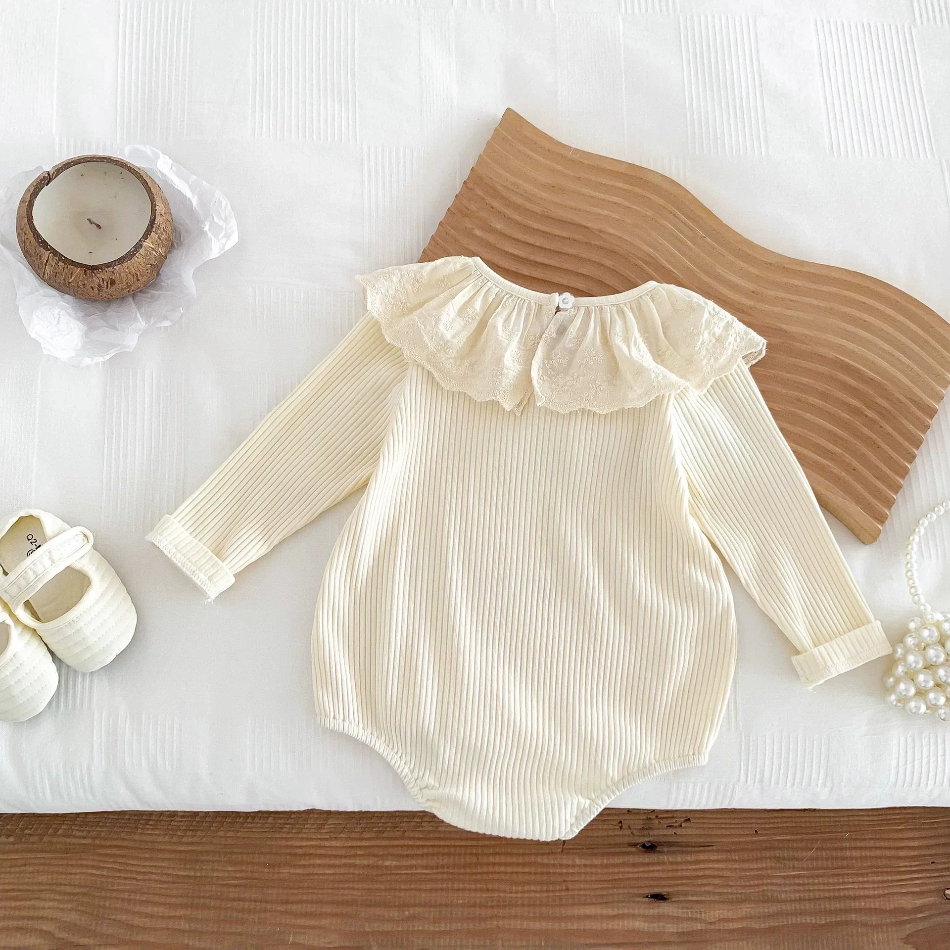 Baby-Mädchen-Body mit langen Ärmeln, floralem Stickereimuster am Kragen und Basisschicht – Frühlings- und Herbstneuheiten